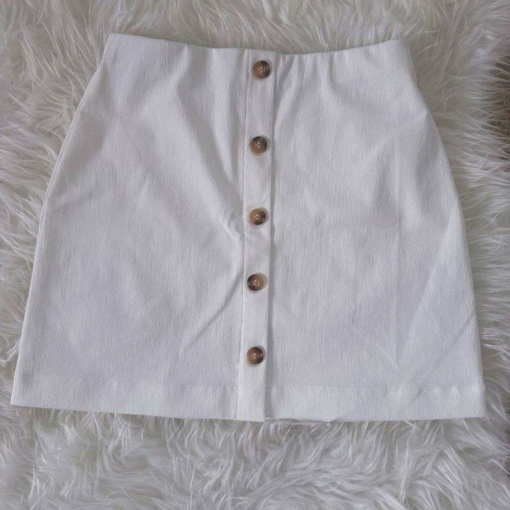 ZARA White Button-Front Mini Skirt – Minimal / Summer Basic